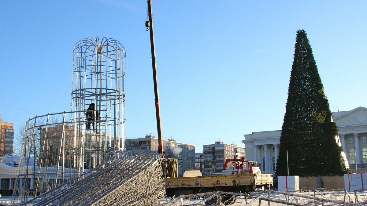 К Новому году на площади 400-летия Тюмени появится 28-метровая елка |  nashgorod.ru | Дзен