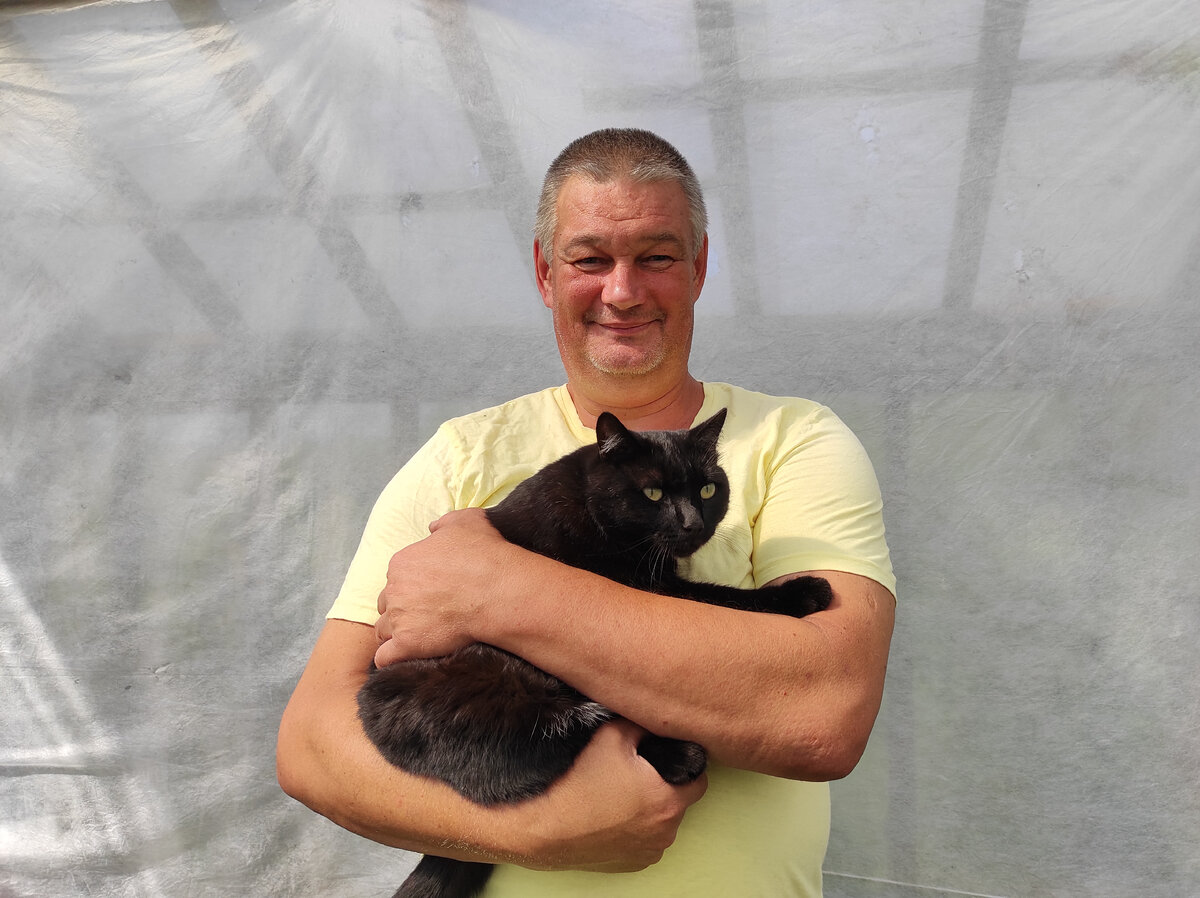 За моей спиной укрытие из белого материала.