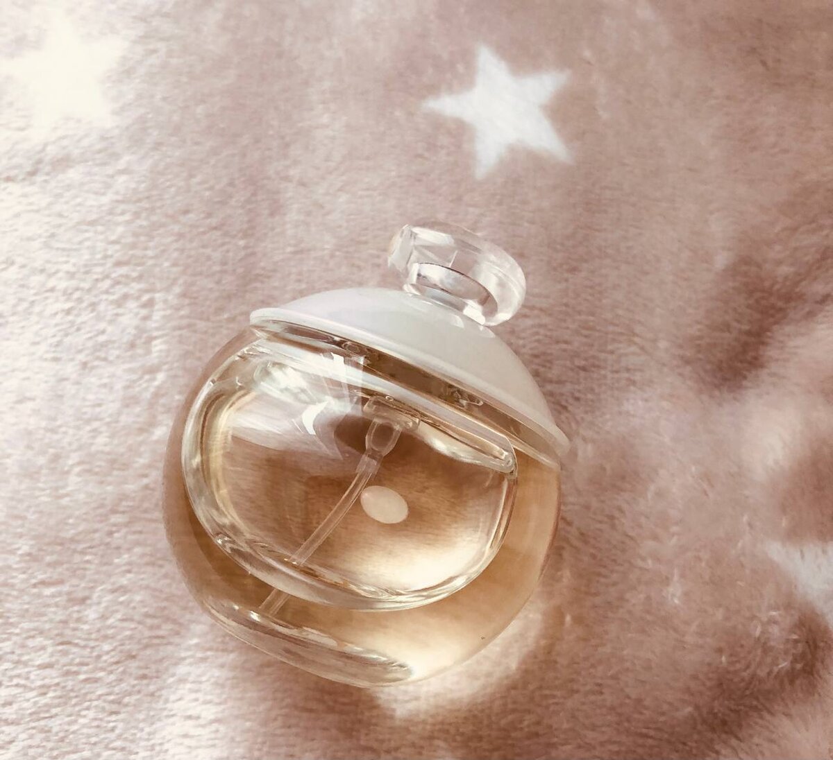 
В центре флакончика - крохотная жемчужинка