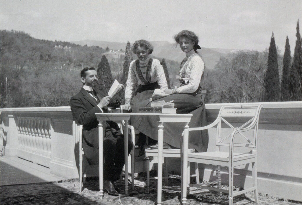 Пьер Жильяр с ученицами Ольгой и Татьяной в Ливадии, 1911