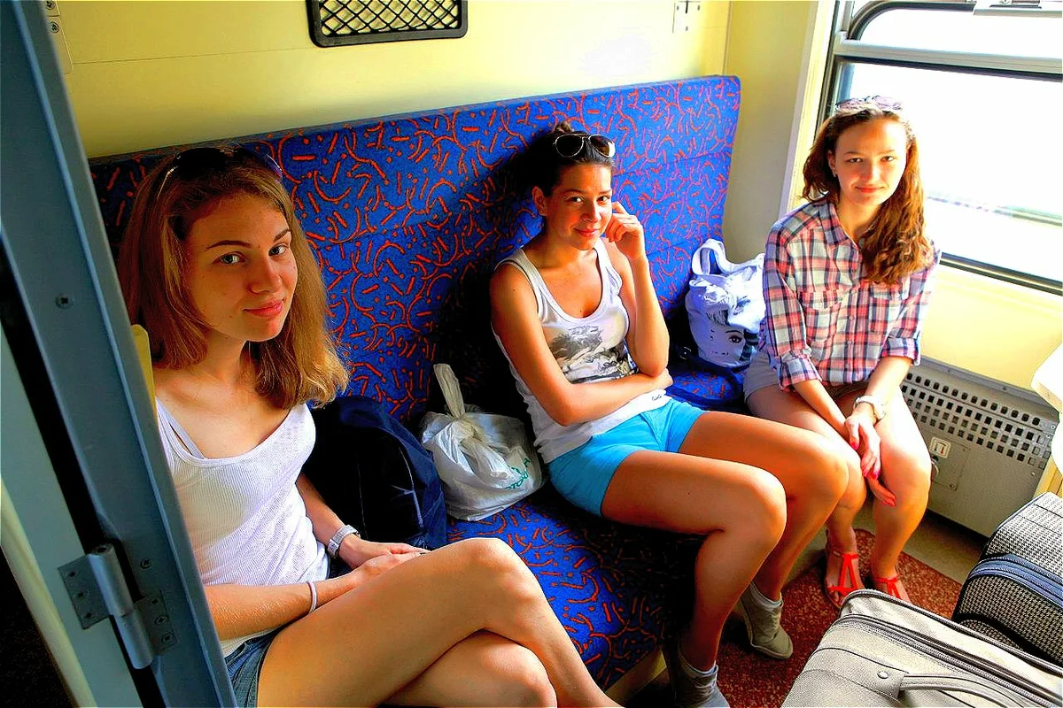 Уехали на юг три подружки. Девушка в электричке. Девушка в поезде. Три девчонки в электричке. Девушка в вагоне поезда.
