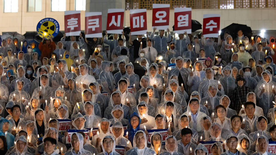 Фото: SeongJoon Cho / Bloomberg / Getty Images📷Против сброса воды с аварийной АЭС «Фукусима-1» протестуют как в Японии, так и за рубежом (на фото: акция протеста, организованная южнокорейской оппозицией)