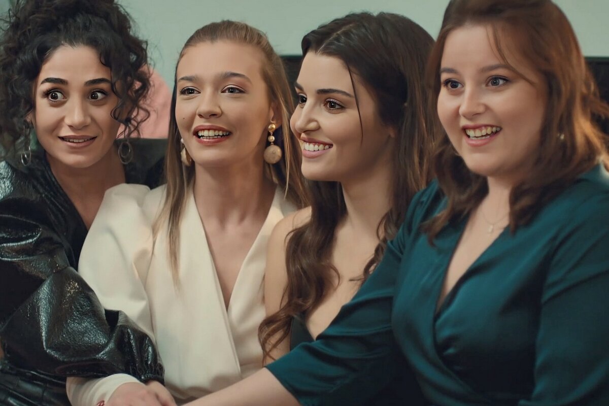 Кадр из Турецкого сериала «Постучись в мою дверь»