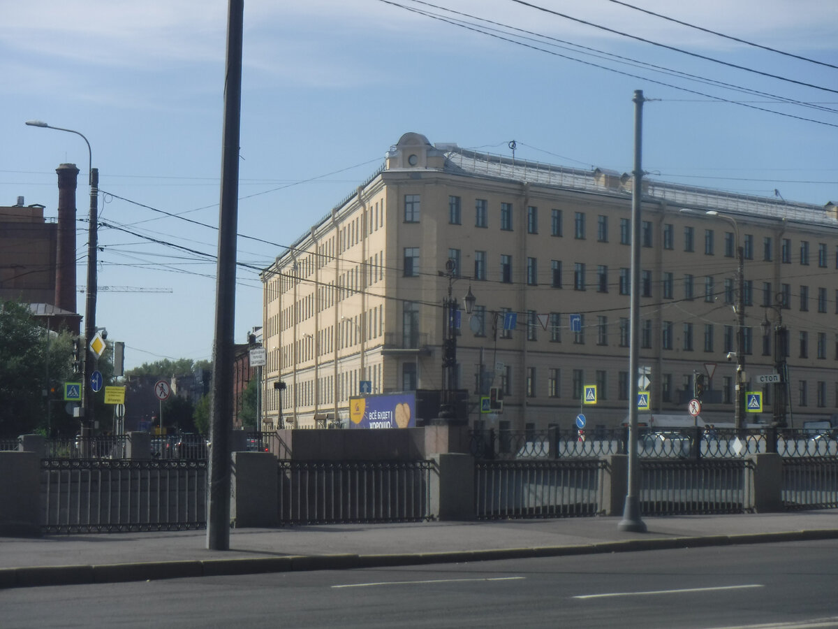 Это здание восстановили. Сейчас этто жилой дом с башенкой 