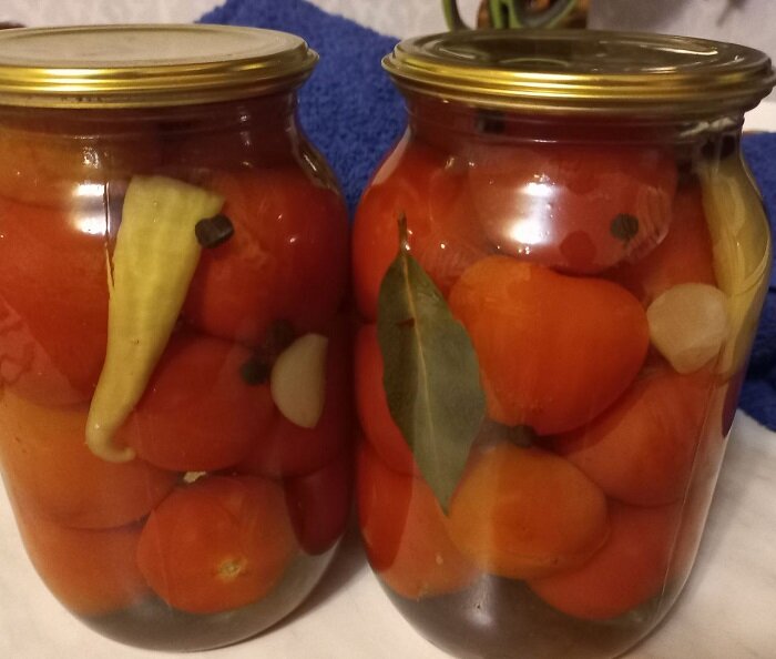 Помидоры на зиму. Помидоры с чесноком на зиму. Помидоры со стерилизацией на зиму рецепты. Помидоры с перцем на зиму. Помидоры закрутка.