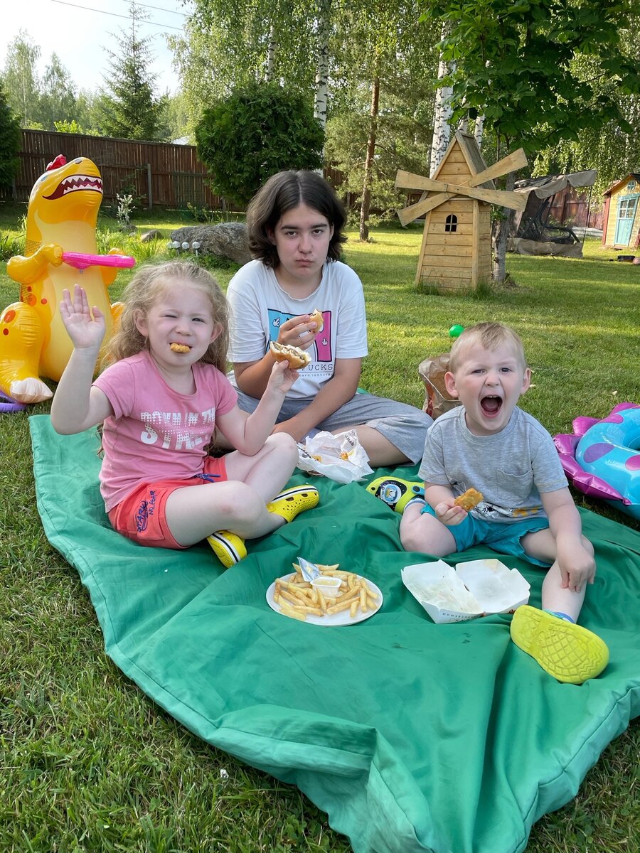 Дети - цветы жизни. Горький, вероятно, виделся с детьми редко =)