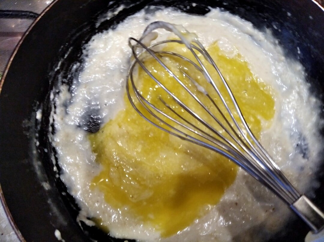 Добавляйте постепенно горячее молоко и желтки (по желанию)