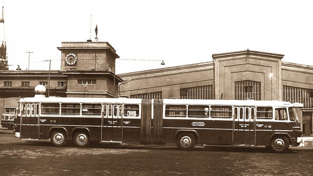 Автовокзал первый автобус. Икарус-622. Икарус 622 гармошка. Икарус 620 сочлененный. Икарус 303.