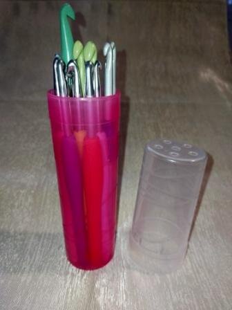 Обычный пенал оказался очень удобен для хранения крючков.