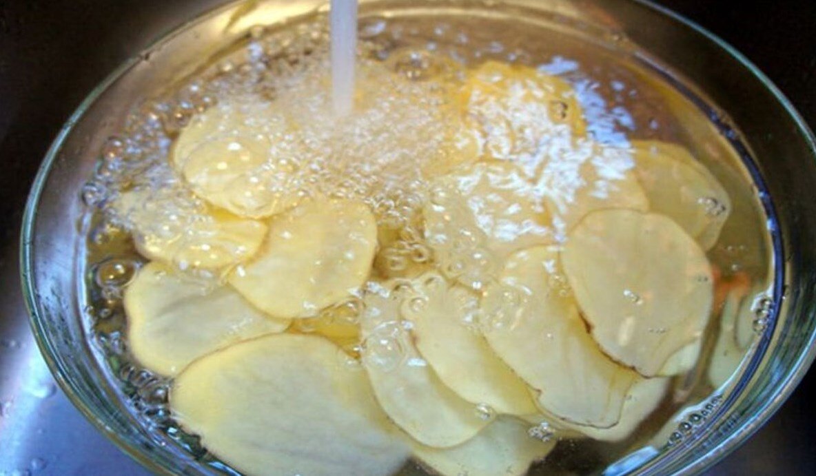 В фаст-фуде или ресторанном бизнесе бланширование используют как предварительный шаг к приготовлению картофеля фри. Картофель очищают, нарезают ломтиками и бланшируют в горячей воде или масле.