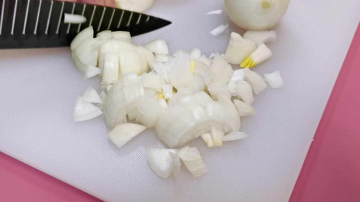 Свинину отбиваю, фарширую и запекаю в соусе. Мясо получается нежное, а соус подходит под любой гарнир