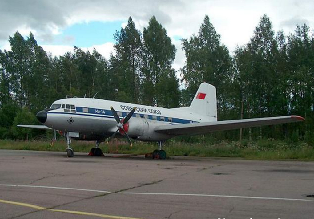 Самолёт Ил-14. Прыгать из его задних дверей удобно. Фото из открытых источников.