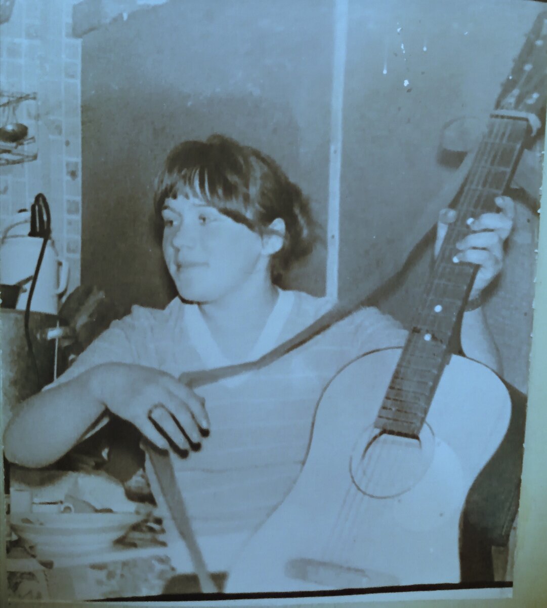 Вот такая красавица приехала на БАМ!  По комсомольской путёвке, которую бережно хранит.