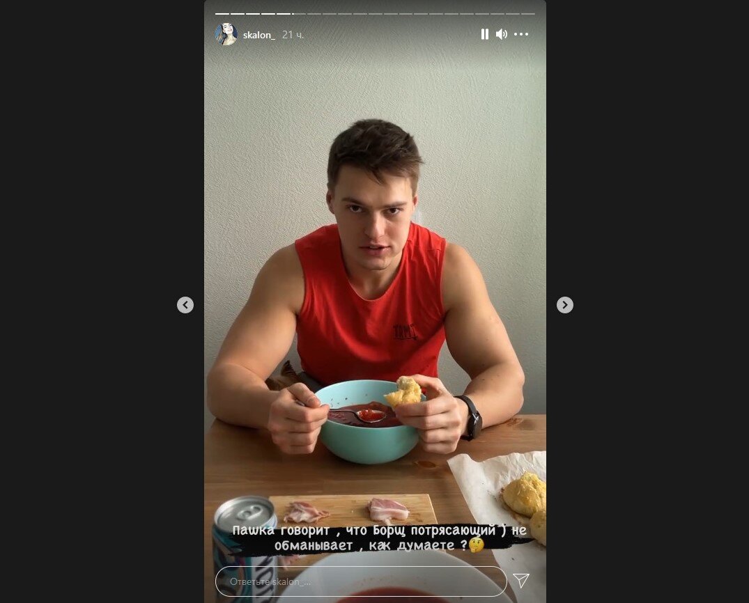 Павел Бабич ест борщ с пампушками, который ему приготовила Катя Скалон. Фото из инстаграм