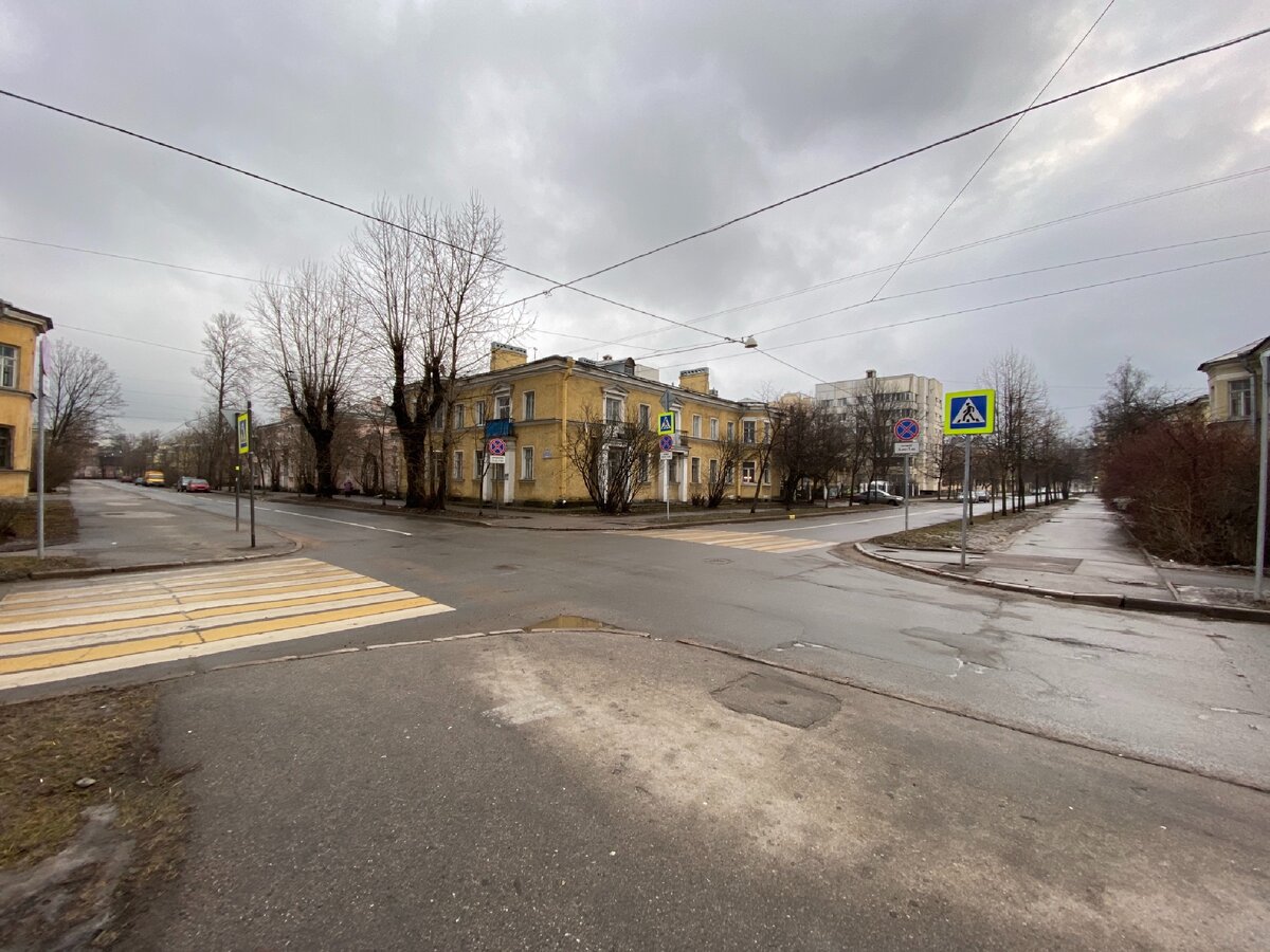 На две другие стороны проход запрещён 