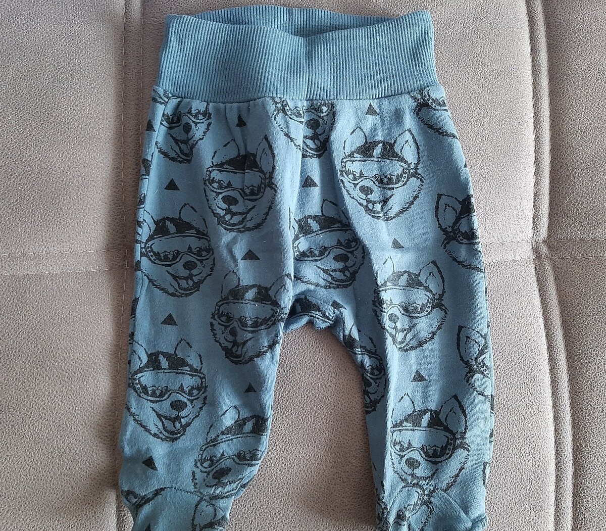 Одна из моих любимых вещей. Штанцы с хаски. Очень они мне нравились, носились долго, поэтому слегка замызганные 😁 Но в таком состоянии мне и в голову не пришло ничего отдавать.