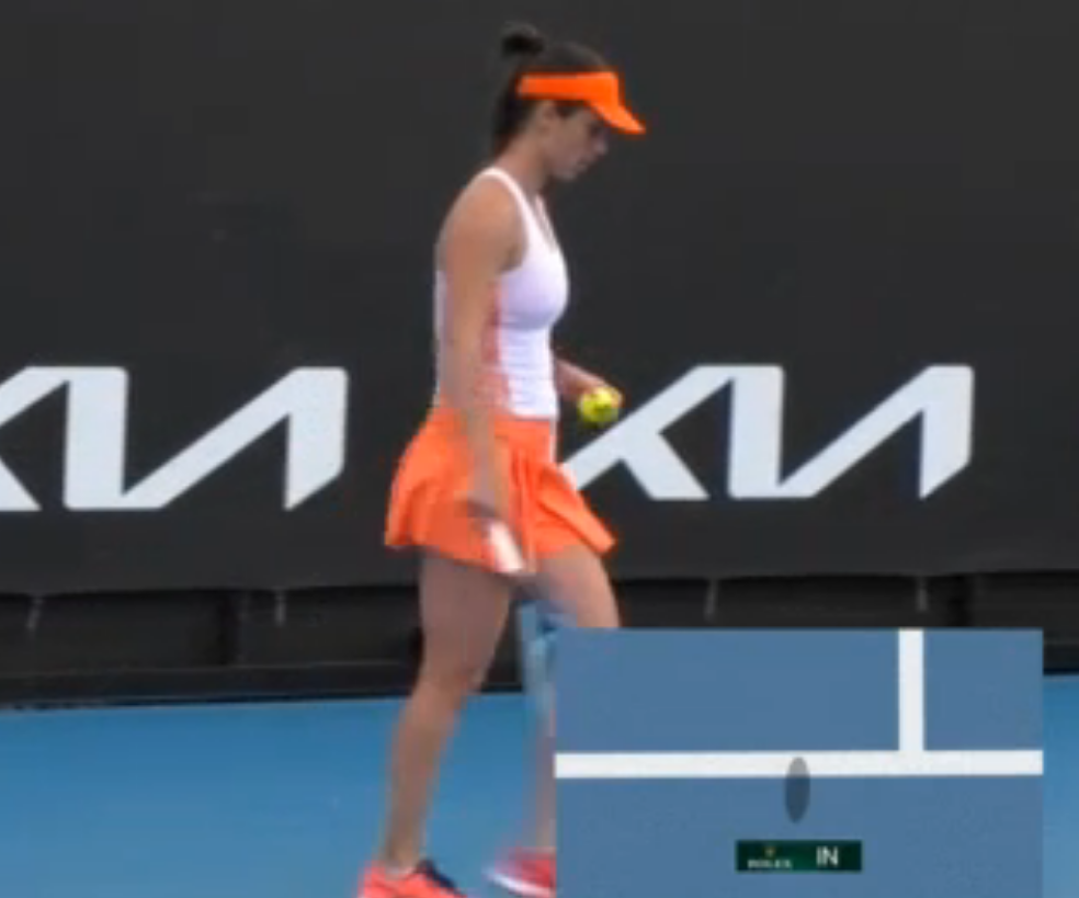 Цветана Пиронкова гпроверяет, как лег мяч