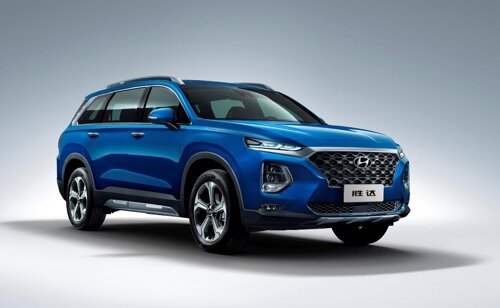 Спереди эта версия повторяет машины, уже стоящие у российских дилеров — вплоть до мелочей. А все различия за  средней стойкой. Колесная база увеличена на 100 миллиметров, а общая длина выросла на 160 миллиметров. Кроссовер за малым не дотянули до пяти метров — между бамперами у него 4930 миллиметра.