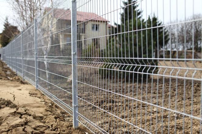 Забор из металлической сетки. 