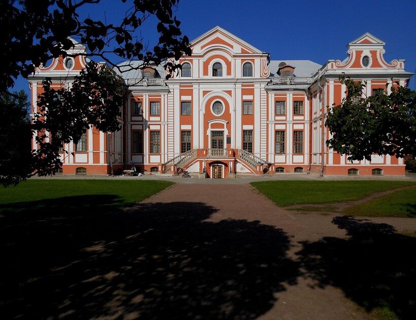 Кикины палаты- первый каменный дом в Петербурге.