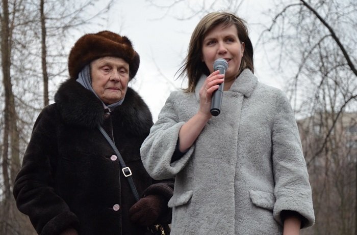  Маргарита Танаева (слева) на литературном митинге 10 февраля у стелы на Черной речке. Фото пресс-службы правительства СПб