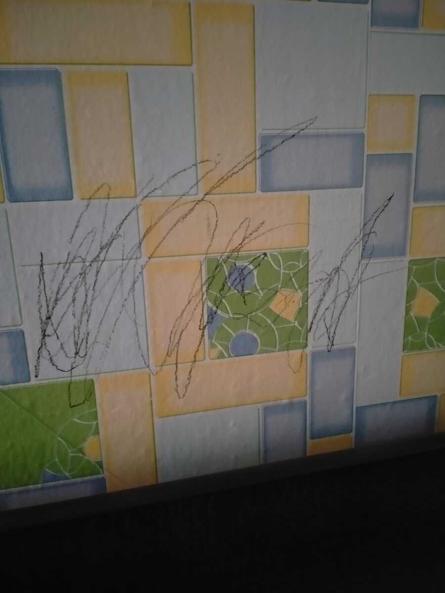 Ни чем не стирается восковой мелок