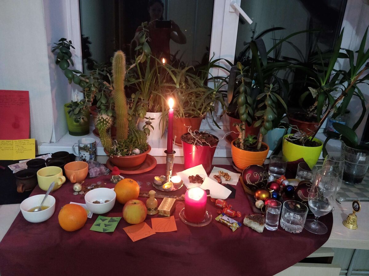 Кактусов и колючих цветов на столе быть не должно! А вот живые цветы приветсвуются! Февраль 2019