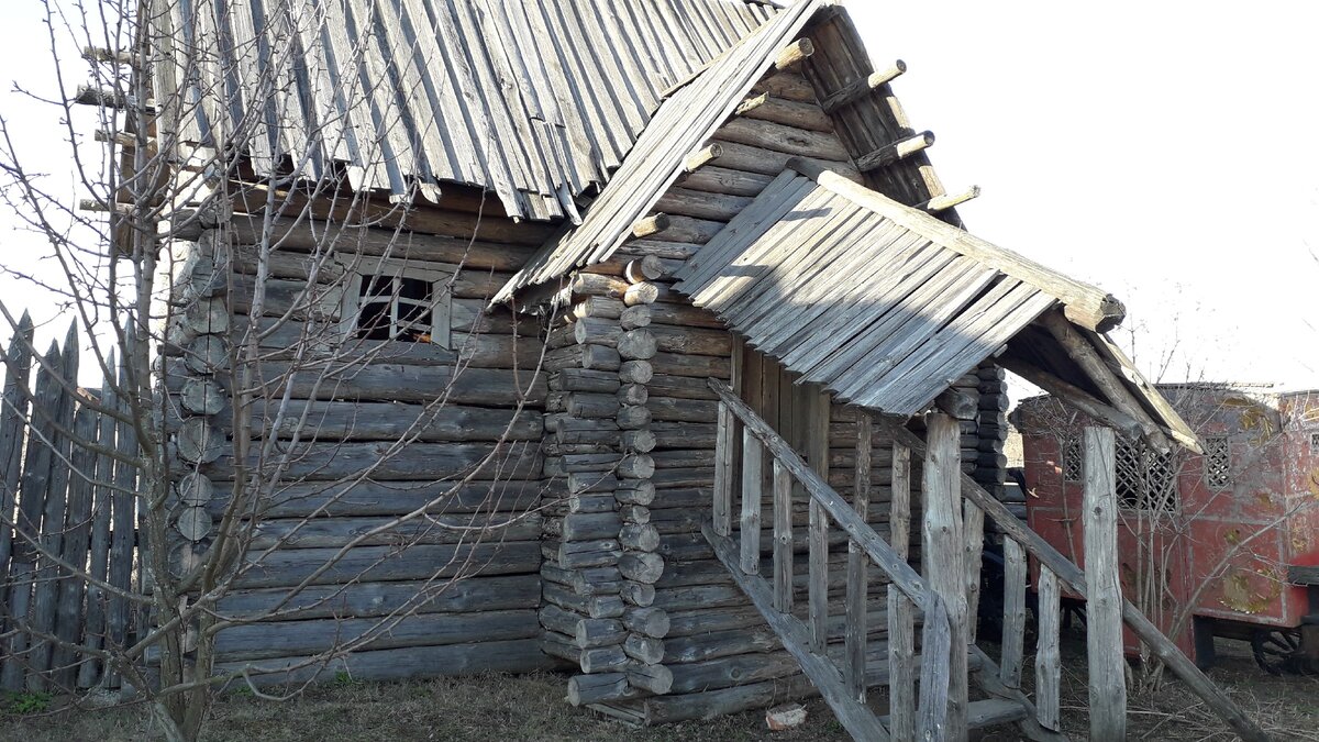 В доме маленькие окошки и высокое крыльцо. Фото автора. 