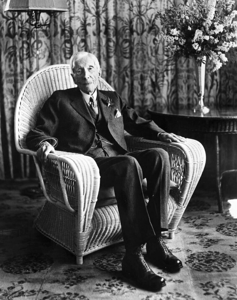 Джон Рокфеллер на старости лет, он любил такие кресла и считал их очень удобными.