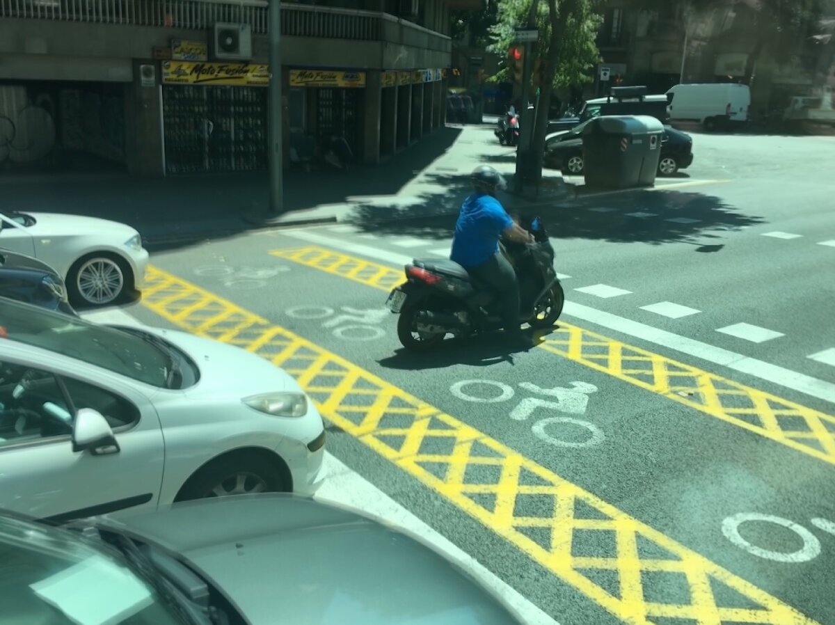 Это фото я сделал в Барселоне, Испания. Понимаете, как там устроено?