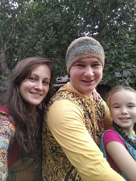 Довольные и счастливые, едем за фруктами