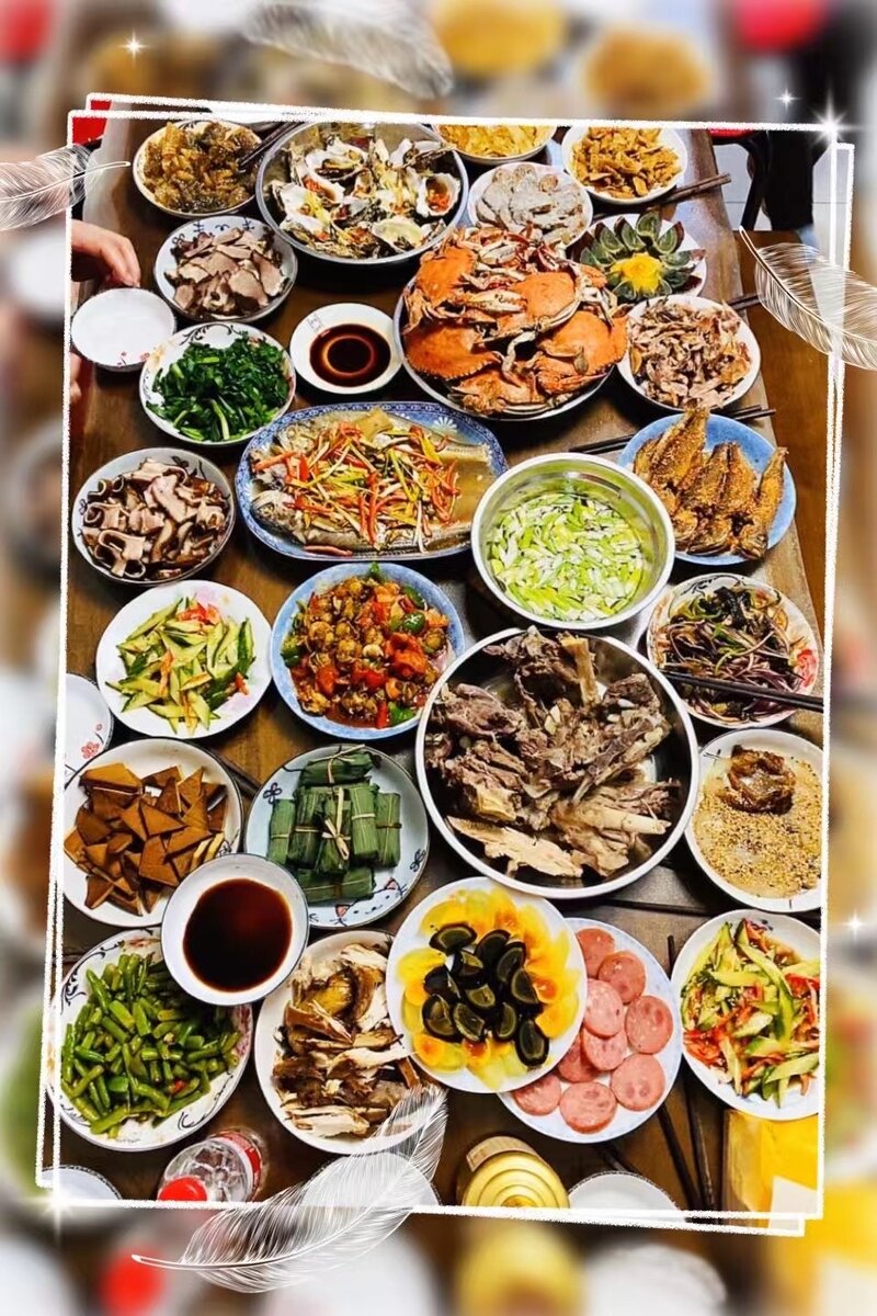 Мои китайские друзья из Сямэня решили обеспечить себе успешный год множеством разнообразных блюд. И это ещё не все влезло: фрукты и сладости остались за кадром, как и супы, рис и лапша. Но видно, что преобладают морепродукты. Как-никак Сямэнь это остров, что накладывает отпечаток на местную кухню