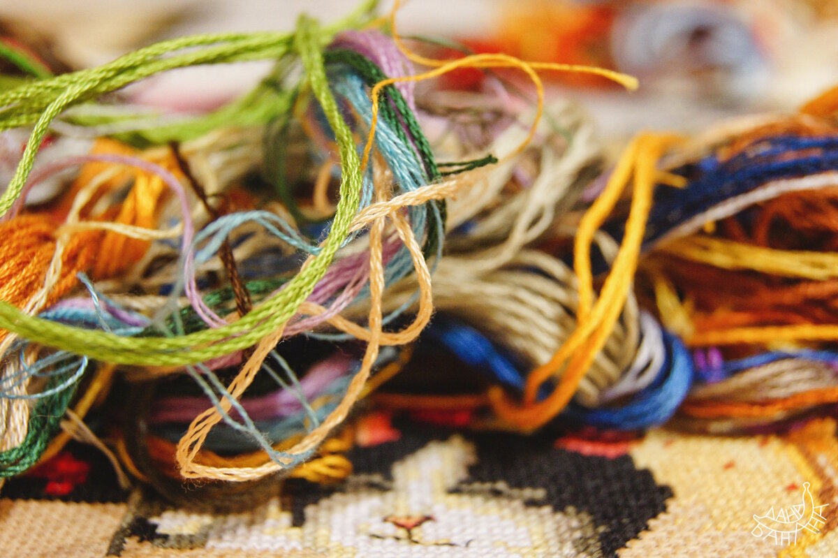 Вышивку Dimensions, которая то ли «Кот в швейной комнате», то ли «Кошка на швейном столе» то ли «Мэгги-рукодельница» вымучивала несколько лет