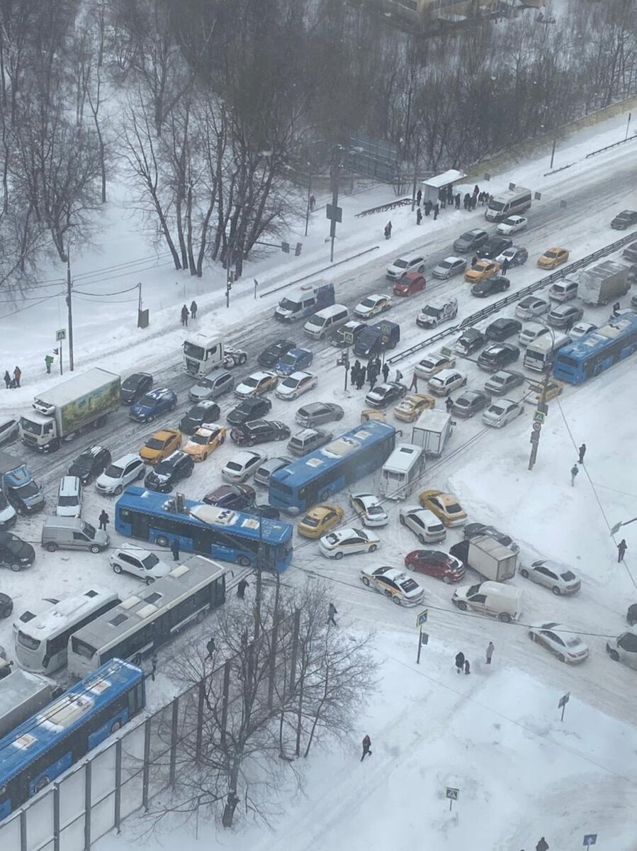 Будет ли еще снегопад в москве. Москва пробки снег. Перекресток зимой. Снегопад в Москве. Москва снегопад пробки.