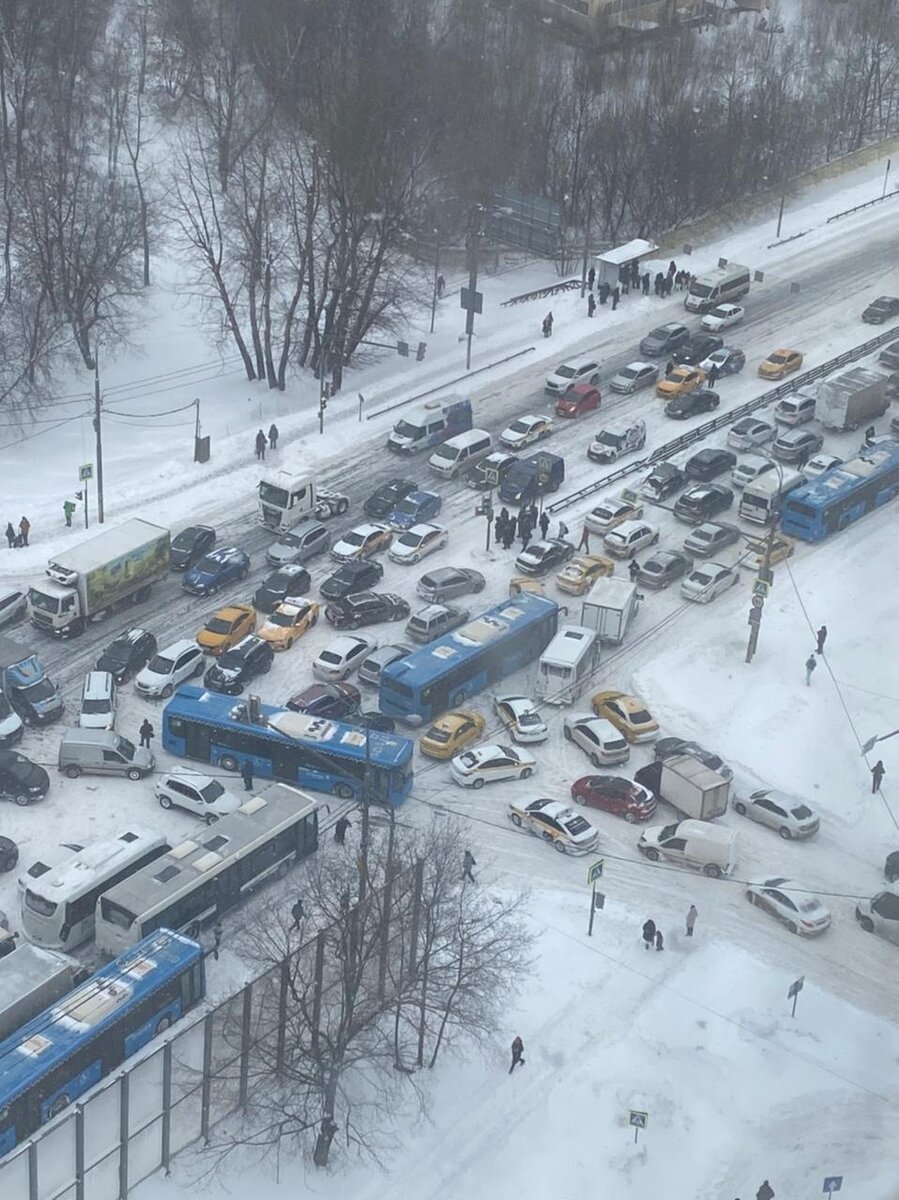 пересечение Расторгуевского и Варшавки, глухая пробка в сторону Москвы