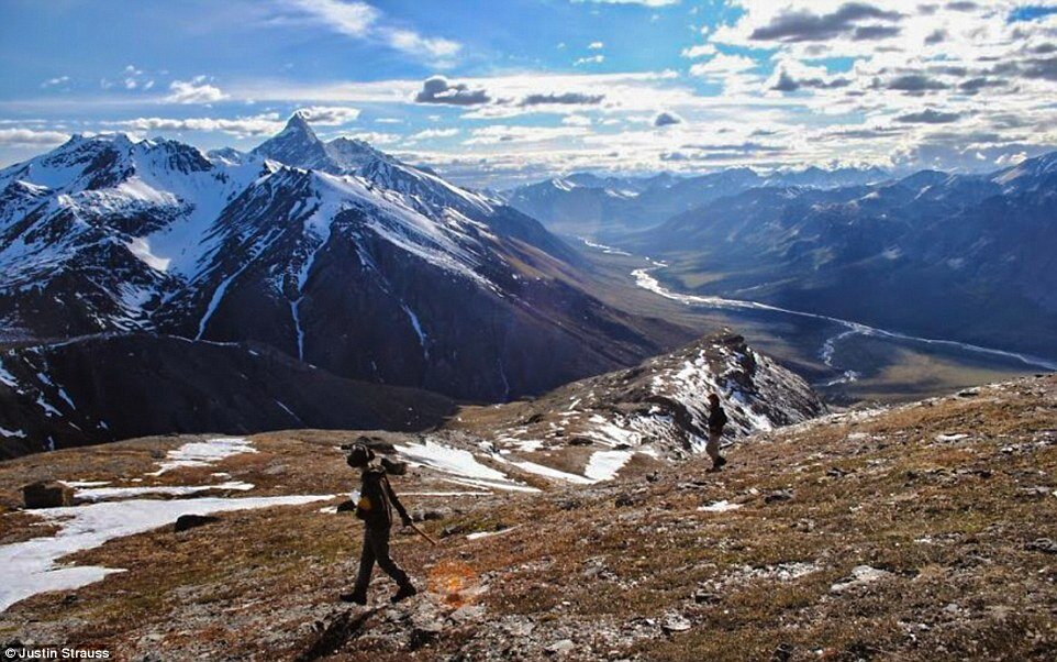 Студенты факультета геологии в районе горы Дунерак на Аляске, США.

