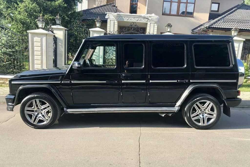 В Москве выставили на продажу внедорожник Mercedes-Benz G55 AMG образца 2009 года, причем речь идет далеко не о стоковом экземпляре модели, а о серьезно доработанном — с шестью дверьми. Данная машина обращает на себя внимание существенно удлиненным кузовом (+ 580 мм), который в процессе тюнинга разрезали пополам в районе центральной стойки, после чего вварили дополнительную секцию с парой узких дверей. 