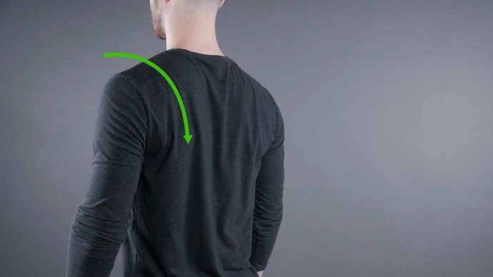 По теме осанки нашлось 2 интересных исследования: в первом изучали людей с депрессией, все были сутулые, но одних, скажем так, выпрямили физиотерапевтической лентой, то есть тейпирование, другим ничего не делали, и те, кого выпрямили – стали более разговорчивыми и менее утомляемыми, что уже неплохо при диагностированной депрессии (9 ). Во втором исследовании участники были здоровыми, но одних снова выпрямили лентой и всем дали стрессовую задачу. Те, кто сидели прямо проще воспринимали стресс, у них было лучше настроение и выше скорость речи (10 ). В этих двух исследованиях эффект был временный, но что вам мешает почаще выпрямляться. Это доказанно полезно для здоровья, накидывает несколько баллов к самооценке и к внешнему виду человека. Потому вполне рабочий и доказанный биохак, с учетом того, сколько сутулых людей вокруг.