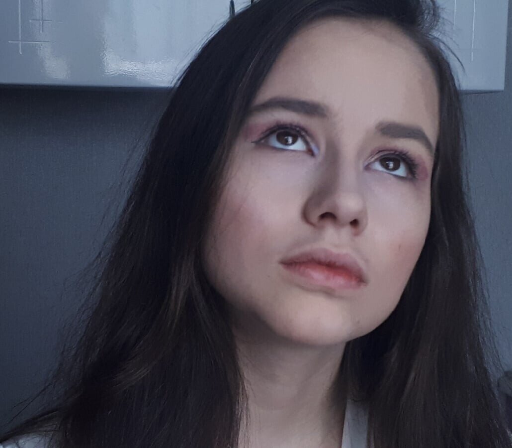 Здравствуйте, Я Полина, мне 16. Я часто считаю ворон и витаю в облаках, поэтому периодически со мной происходят забавные ситуации