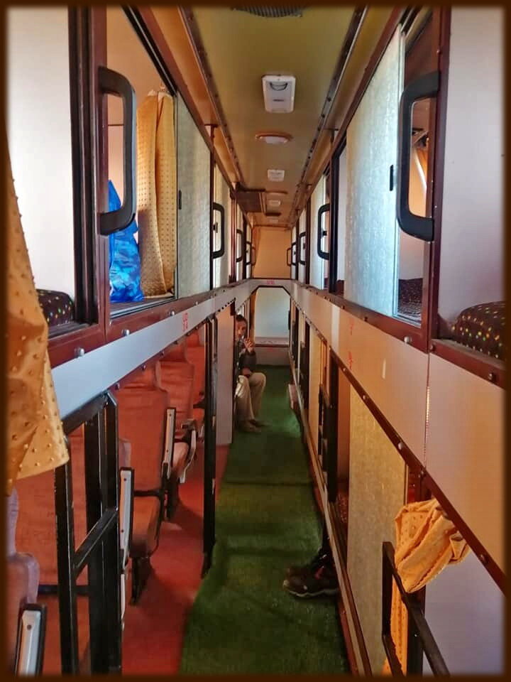 Нутро слипер баса. Только у нашего автобуса дверцы полок были фанерные. Фото из открытых источников. 