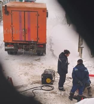 Ремонтные работы центрального водопровода. Врезка нового участка трубы с вентилем вместо сгнившего. Январь 2021