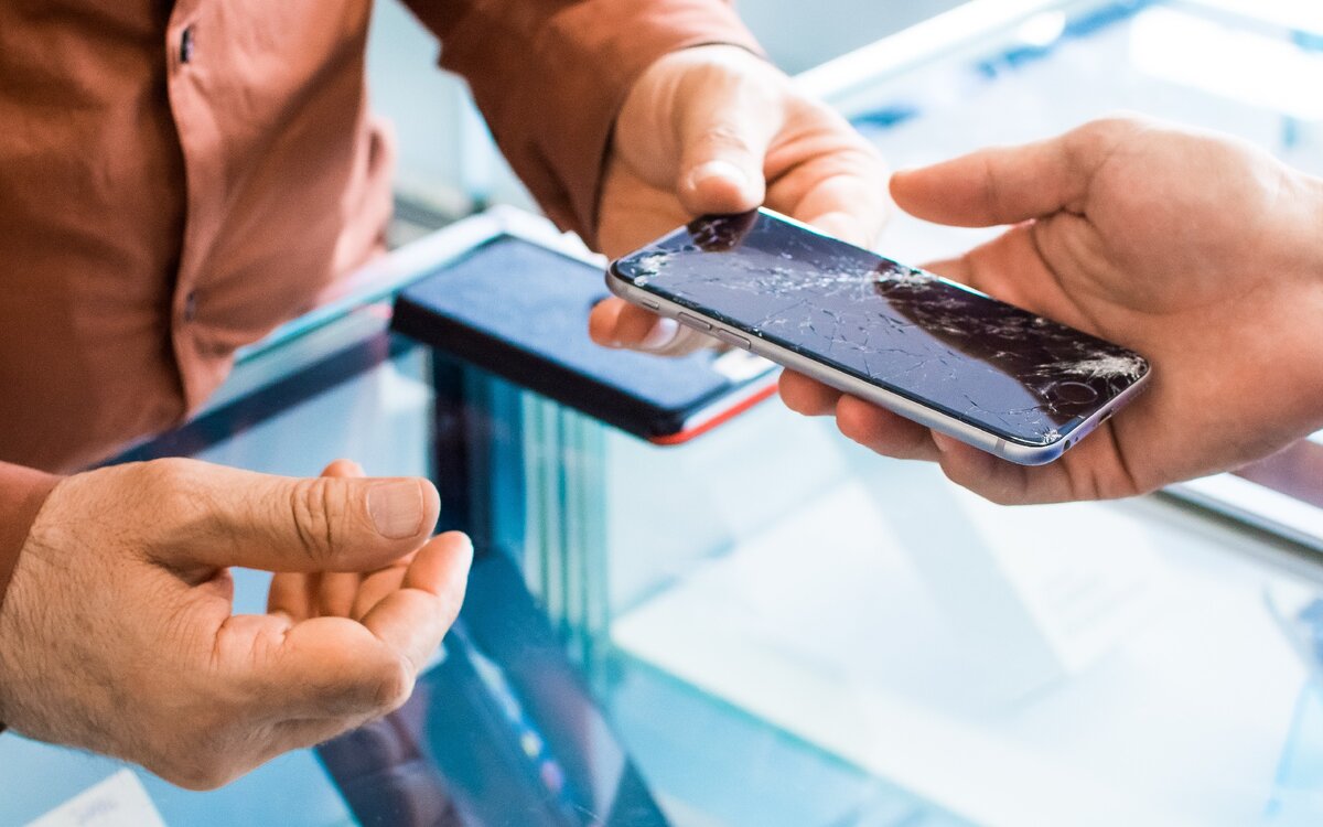 Если купили б/у смартфон, скорее всего ремонтировать его придется за свой счет