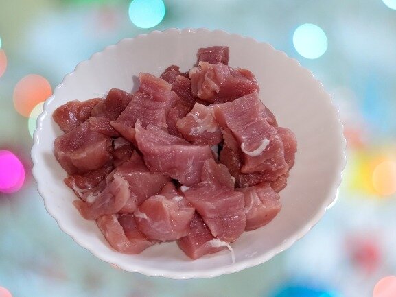 Мясо нарезаем небольшими кусочками