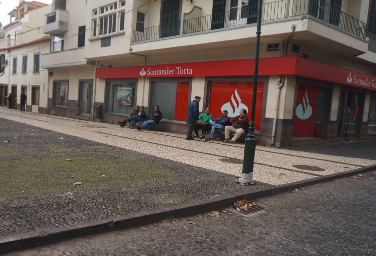 Ещё рановато, не налетели. Первые «голуби» расселись на немногочисленных скамейках, и к ним подошёл одинокий прохожий. 