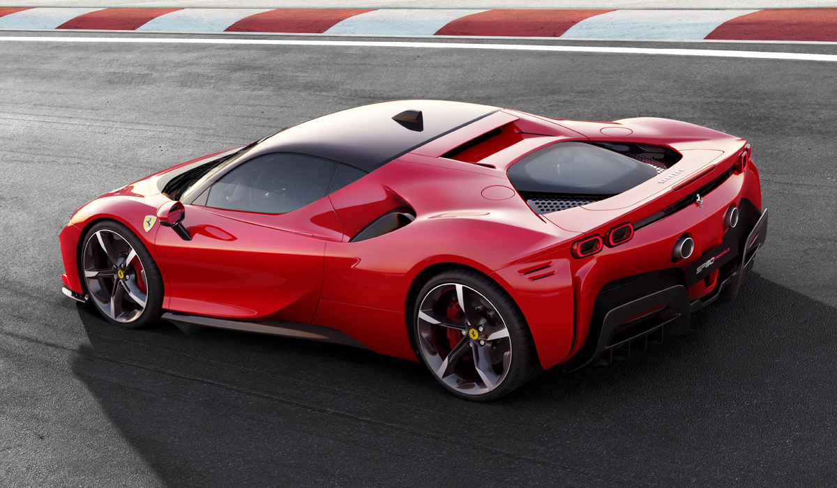 Это самый быстрый и дорогой Ferrari. Разгон этой машины 2,5 секунды до 100 км/ч, здесь карбоновые колеса, космический интерьер. Одна из опций конкретно, вот этого автомобиля стоит 5 миллионов рублей.