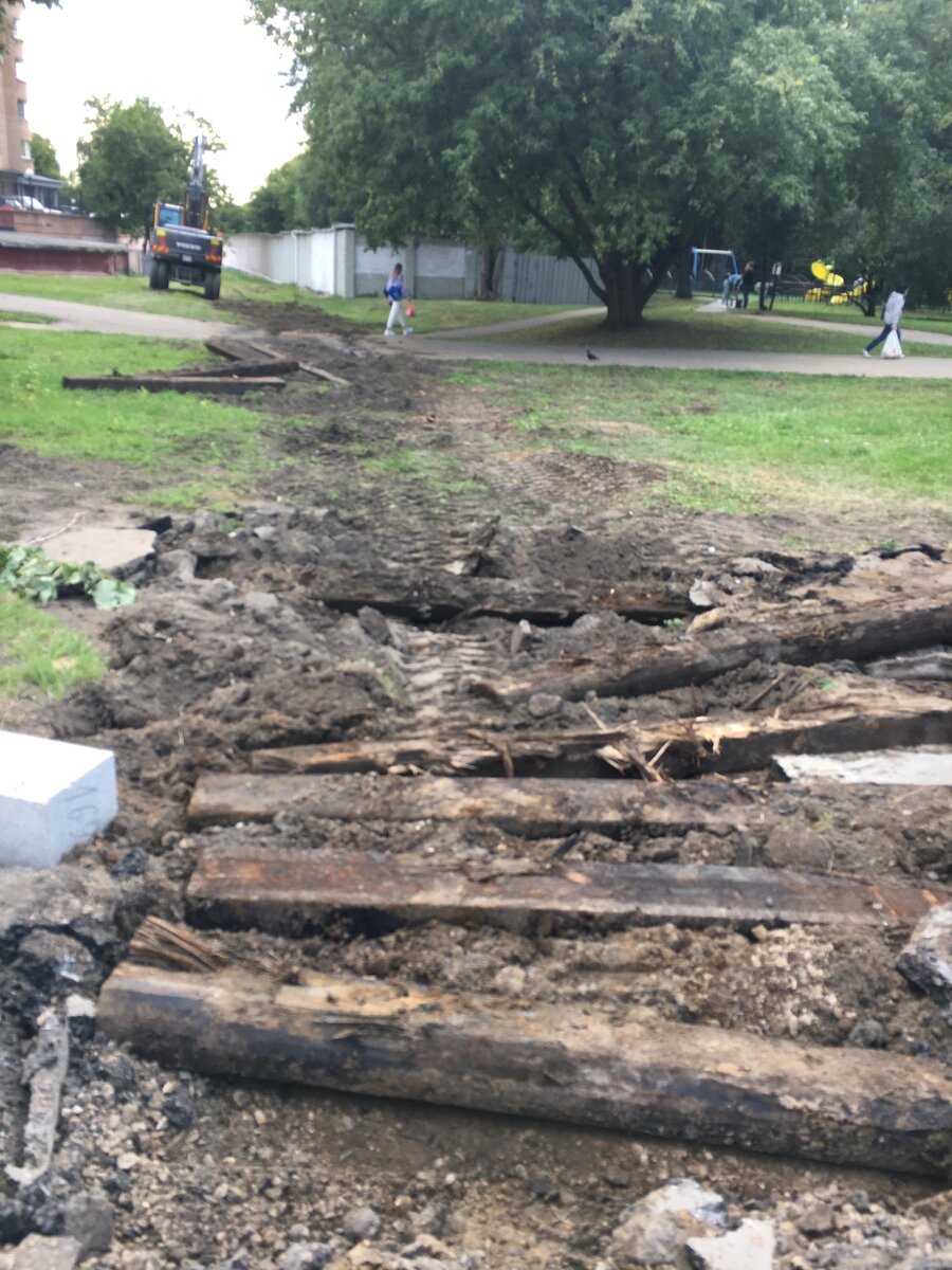 Демонтажные работы в рамках благоустройства Симоновского вала. 19.08.20. Фото автора