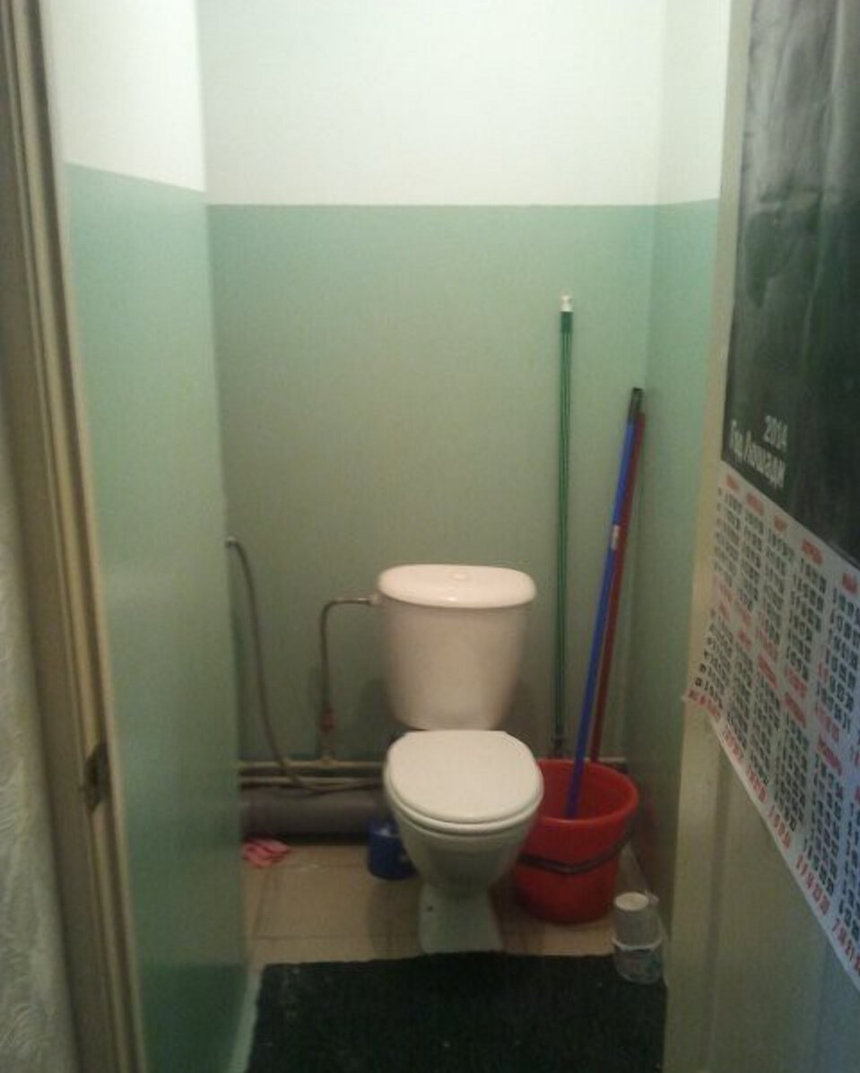 Фото "до" - обычный раздельный санузел, простой унитаз, все коммуникации (вода и канализация) на виду