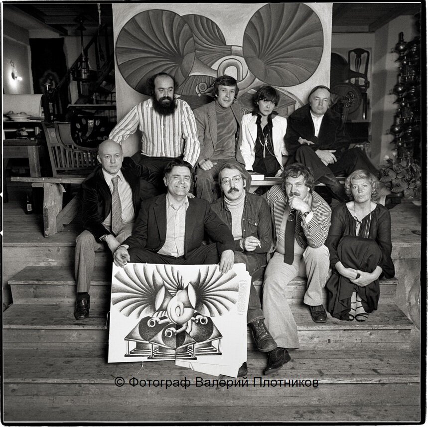 БОРИС МЕССЕРЕР с Беллой Ахмадулиной и авторы "Метрополя" Евгений Попов, Виктор Ерофеев, Андрей Вознесенский, Андрей Битов, Василий Аксёнов с женой Майей в мастерской. Рукописное издание "Метрополя" держит Фазиль Искандер
