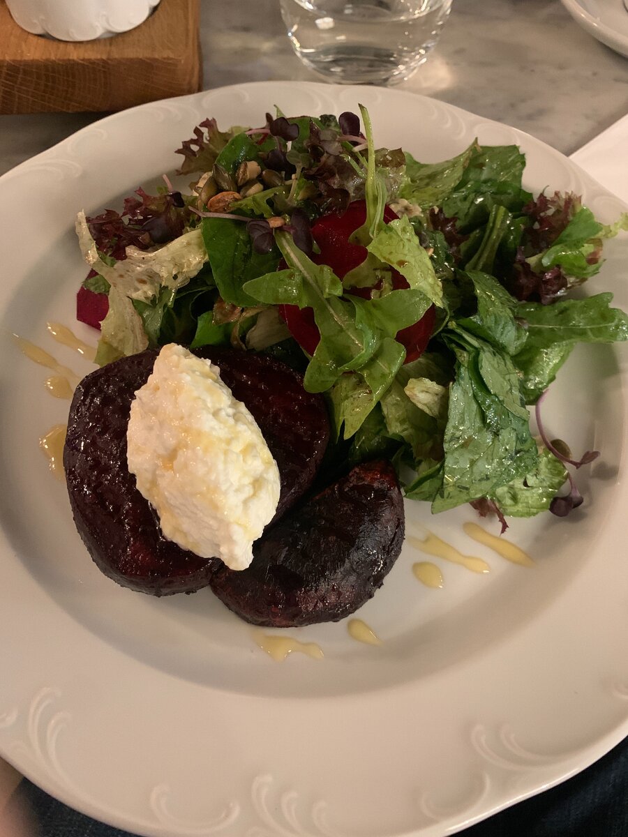 Салат со свеклой, рикоттой и горгонзолой 
