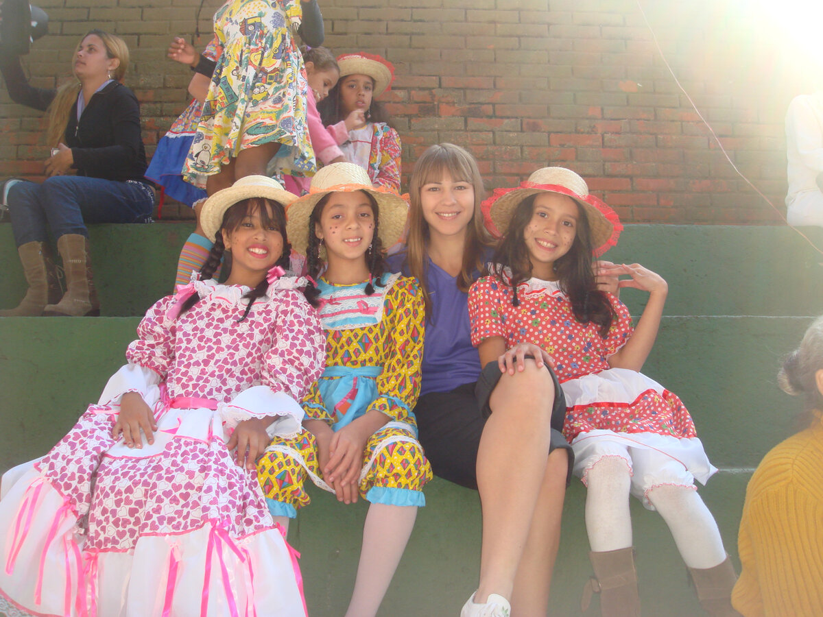 Дети в муниципальной школе на празднике легко согласились со мной сфотографироваться на память. Мы друг друга в первый раз видим, если что.